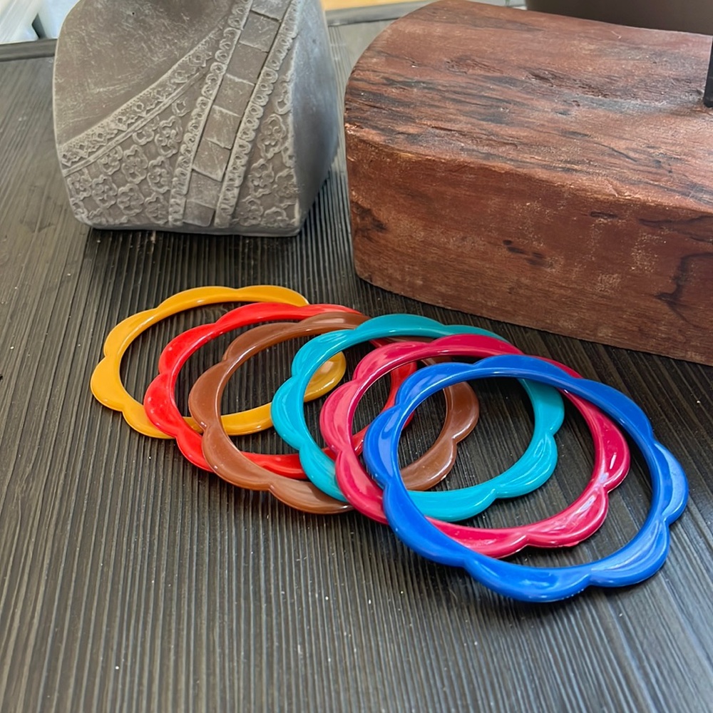 Vintage Acrylic bangles set of 6!!